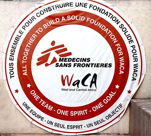 Photo du logo MSF WaCA sur une bâche plastique