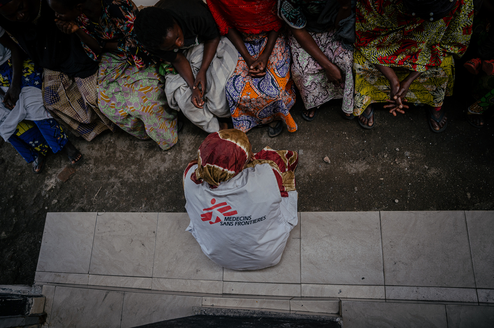 Sandra, superviseuse MSF en charge de la protection, est assise en face de femmes survivantes de violences sexuelles. Elle échange avec elles en assurant une écoute active dans le cadre de leur prise en charge. RDC, juin 2025 ©Jospin Mwisha