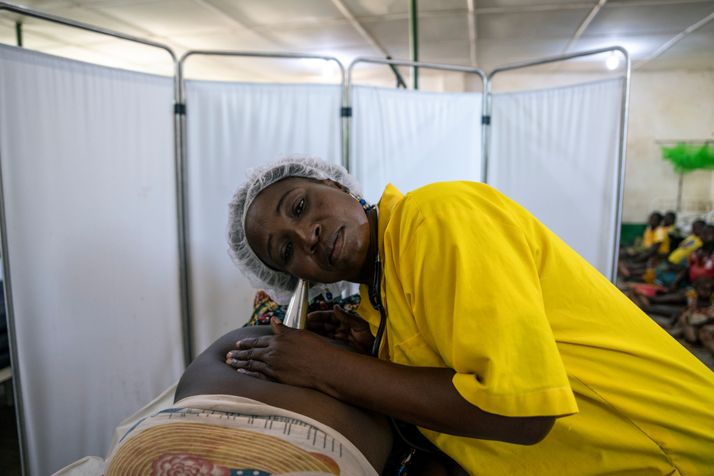 Une sage femme examine une femme enceinte référée à l’hôpital de Batangafo pour recevoir du sang. Au total elle a reçu 9 poches de sang. République Centrafricaine, septembre 2025 ©Arlette Bashizi