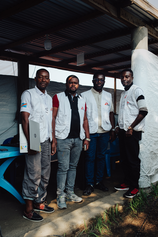 Joe, Rosard, Charles et Franklin sont les premières personnes à rencontres des patients qui se présentent au centre. Ils vont essayer de retracer les contacts et la source de la contamination afin d'établir un suivi des potentiels cas contacts. Ils évaluent également l'état et les symptômes de la personne qui se présente afin de décider si il ou elle présente un risque d'être infecté. Un docteur rencontrera le patient par la suite pour faire un diagnostic plus complet. Bunia, DRC, Juillet 2026 ©Julien Dewarichet/MSF