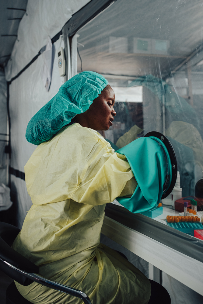 Nathalie s'occupe des prélèvements qui ont été fait par les équipes et lance les analyses. Test PCR ou analyses biochimiques, il faut pouvoir établir si un patient est porteur du virus mais également les paramètres des patients confirmés afin de répondre aux potentiels dysfonctionnements du corps lié à la maladie. Bunia, RDC, Juillet 2026 ©Julien Dewarichet/MSF