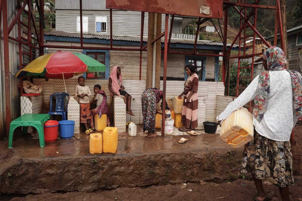 L'un des sites de chloration de l'eau soutenus par MSF près du fleuve Ruzizi, dans la province du Sud-Kivu, en RDC. Ces points d'approvisionnement sont désinfectés afin de fournir de l'eau potable et de prévenir la transmission du choléra. Bukavu, RDC, Juillet 2026 ©Ley Uwera