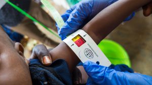 Une infirmière mesure le périmètre brachial d'un enfant dans un poste de santé soutenu par MSF à Bur-shabelow, sur un site de personnes déplacées internes (PDI) à Baidoa, en Somalie.