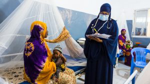 Le Dr Najma Abdullahi effectue sa visite matinale dans l'unité de soins intensifs de nutrition (USIN) de l'hôpital régional de Bay, soutenu par MSF, à Baidoa, en Somalie. Cette unité prend en charge des enfants souffrant de malnutrition aiguë sévère avec complications.