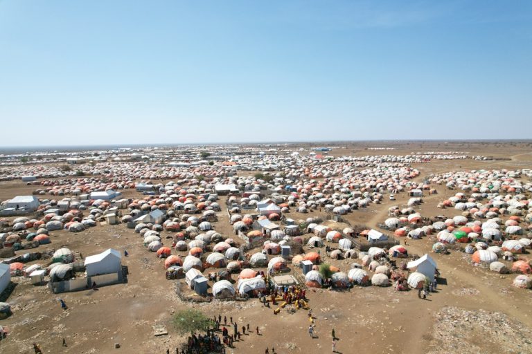 Une vue aérienne montre les camps de personnes déplacées dans le quartier de Wadajir à Baidoa, en Somalie. Baidoa abrite plus d'un demi-million de personnes déplacées.
