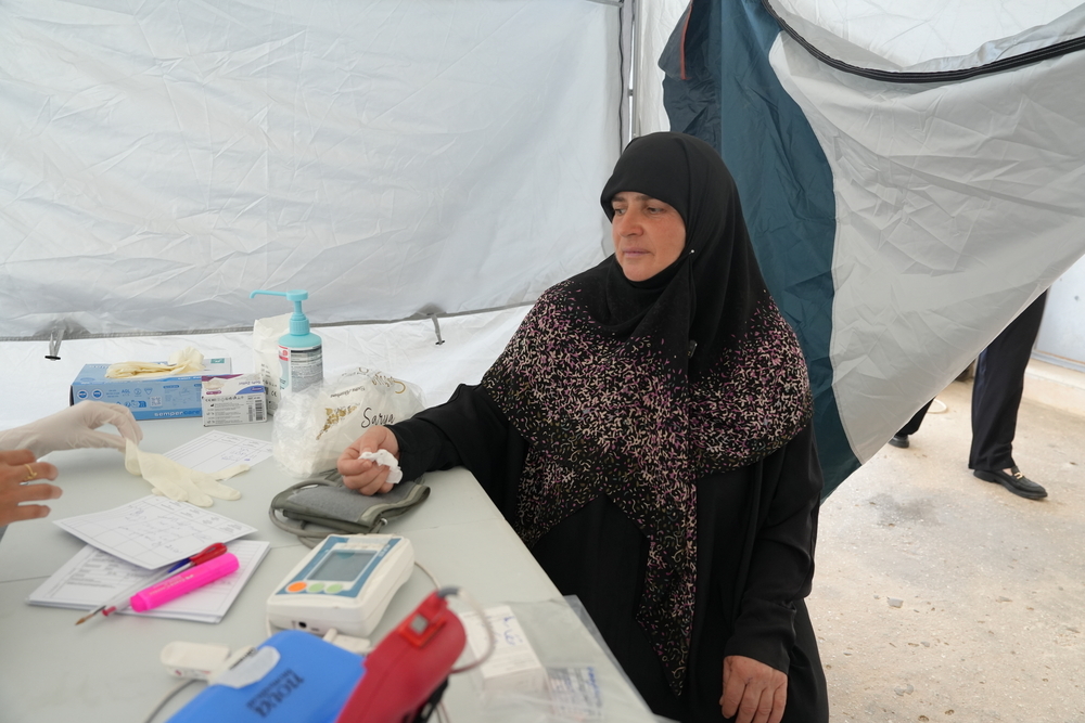 Fawzia Moubarak reçoit des soins médicaux dans une clinique mobile de MSF à Yohmor, dans la Bekaa, au Liban, après son retour dans la région suite à son déplacement lors de l'escalade de la guerre. Yohmor, Bekaa, Lebanon ©Sarah Sabra/MSF