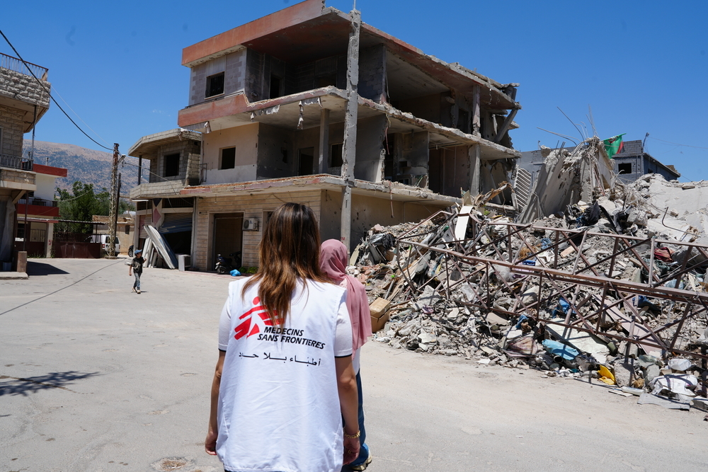 Des destructions ont été constatées à Sohmor suite aux frappes israéliennes survenues lors de l'escalade du conflit au Liban. Les bâtiments et les infrastructures de la région ont été endommagés, perturbant l'accès aux services essentiels et affectant le quotidien et les moyens de subsistance des populations locales. Sohmor, Bekaa, Lebanon ©Sarah Sabra/MSF