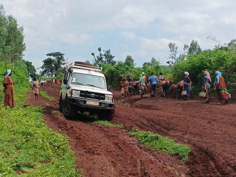 Une voiture MSF parcourt le terrain accidenté de West Wollega pour atteindre les communautés bénéficiant de soins médicaux mobiles, West Wollega, région d'Oromia, Éthiopie.