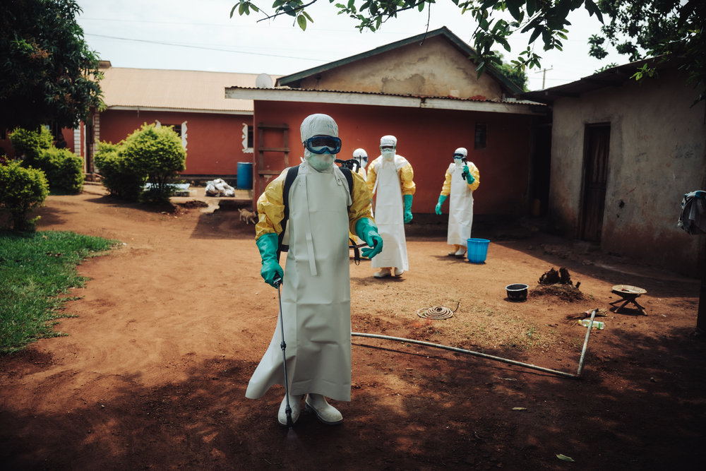 Des équipes de décontamination se rendent au domicile d'une patiente soignée au centre de traitement Ebola d'Elikya. Son test de dépistage du virus Bundibugyo s'est révélé positif. Bunia, RDC, Juillet 2026 ©Julien