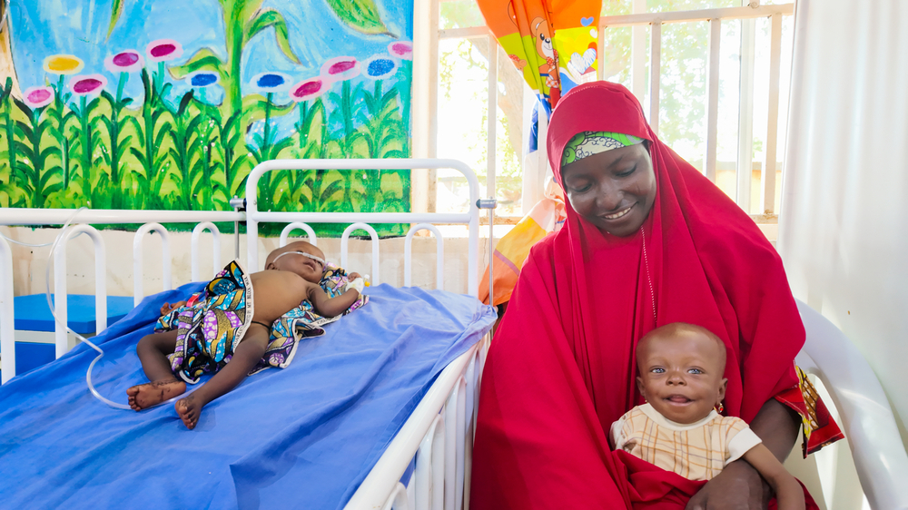 Hasiya et ses filles jumelles séjournent depuis deux jours au centre de nutrition thérapeutique pour patients hospitalisés soutenu par MSF à Gummi, dans l'État de Zamfara. Nigeria, septembre 2025 ©Fatuma Abdullahi/MSF