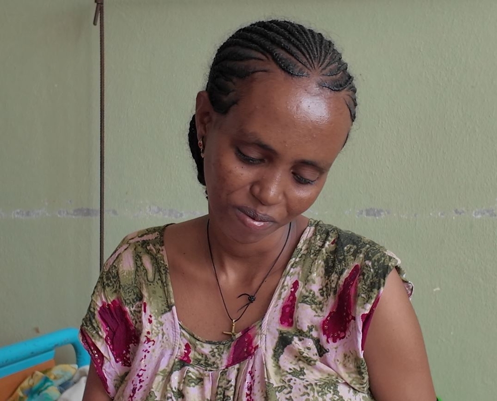 Zayed Gebremariam, mère de jumeaux nouveau-nés, reçoit des soins avec ses bébés dans l'unité de soins intensifs néonatals (USIN) de l'hôpital général de Maiani. Ethiopie, juillet 2026 ©Muhammad Tahir/MSF