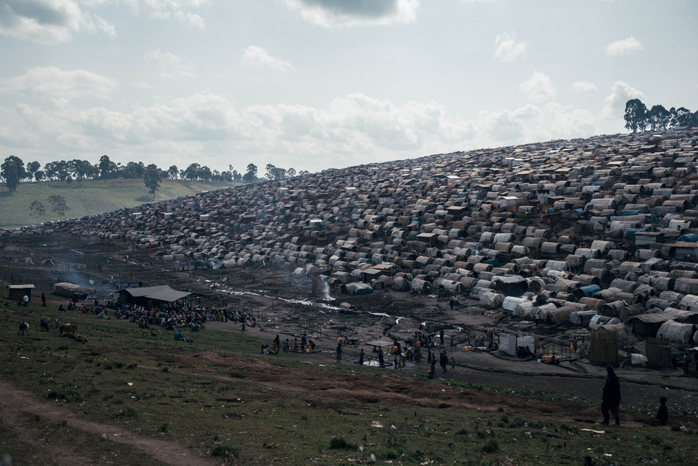 Vue du camp de Plaine Savo, qui abrite environ 76 000 personnes déplacées près de Fataki. Les conditions de vie y sont épouvantables, dans des abris de fortune surpeuplés, avec un accès extrêmement limité à la nourriture, à l’eau et aux infrastructures sanitaires.