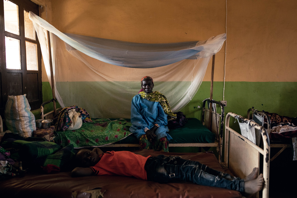 Emmanuelle, âgée de 42 ans, est une femme déplacée qui vit dans le camp de déplacés de Plaine Savo. Elle a été blessée à la cuisse alors qu'elle ramassait du bois de chauffage à proximité du camp et est actuellement soignée à l'hôpital général de référence de Fataki.