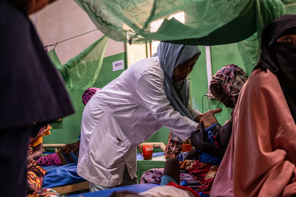 Un pédiatre examine un enfant hospitalisé au centre de nutrition thérapeutique géré par MSF à l'hôpital universitaire de Zalingei. 26 juillet, Zalingei, Darfour central.