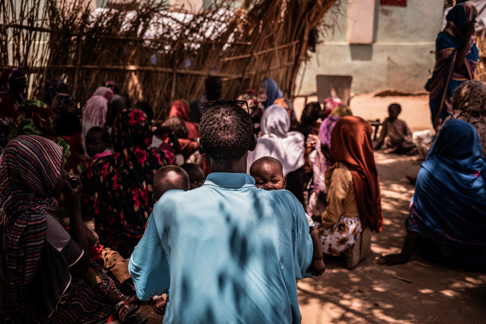 « Je n’ai pas de travail pour le nourrir. Nous sommes épuisés. » Mohammed Khamis tient ses deux enfants dans ses bras lors d’une discussion avec l’équipe d’intervention communautaire de MSF dans l’école transformée en camp de déplacés où ils vivent.
