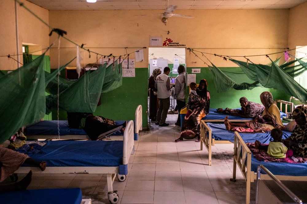 Des équipes médicales effectuent leurs tournées dans le centre de nutrition thérapeutique pour patients hospitalisés géré par MSF à l'hôpital universitaire de Zalingei.