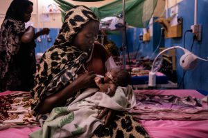 Fatima Saleh Al Fadil donne du lait infantile à son fils Al Rasheed Abdullah Ousman, âgé de 18 jours, dans l'unité de soins intensifs néonatals de l'hôpital universitaire de Zalingei.