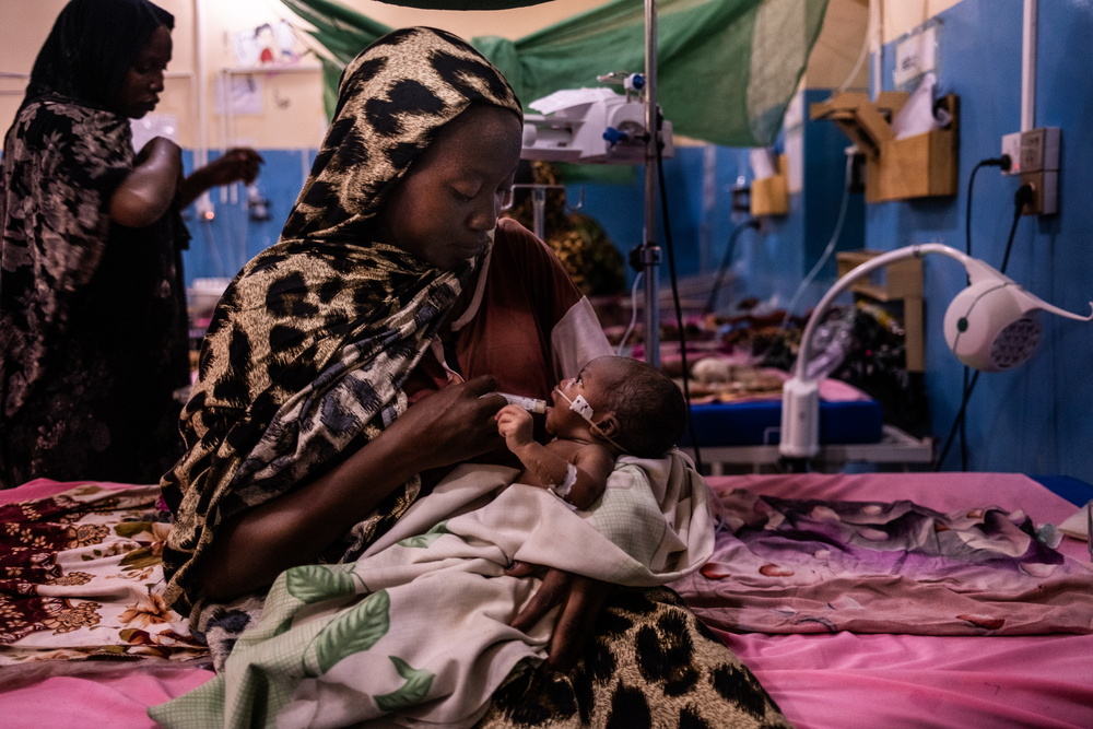 Fatima Saleh Al Fadil donne du lait infantile à son fils Al Rasheed Abdullah Ousman, âgé de 18 jours, dans l'unité de soins intensifs néonatals de l'hôpital universitaire de Zalingei.