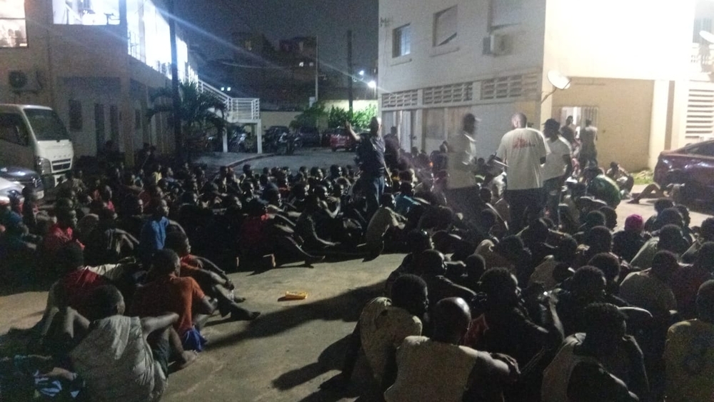 Des migrants de la route migratoire atlantique arrivent au port de Dakar.