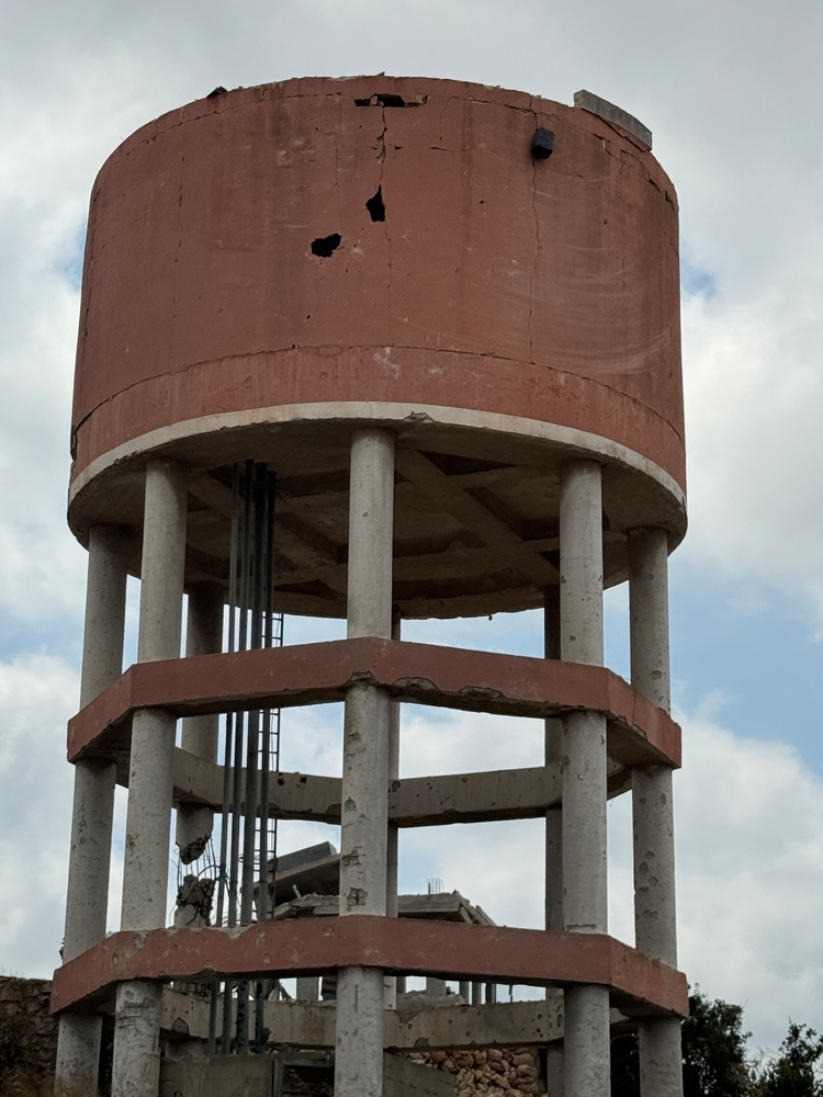 Yater, Sud-Liban: le réservoir d'eau du village a été directement touché et endommagé de manière irréparable.