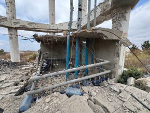 Installation d'eau endommagée sous le réservoir du village suite à une attaque israélienne. Yater, Sud-Liban.