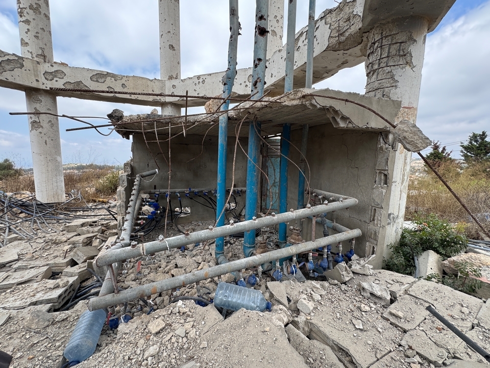 Installation d'eau endommagée sous le réservoir du village suite à une attaque israélienne. Yater, Sud-Liban.