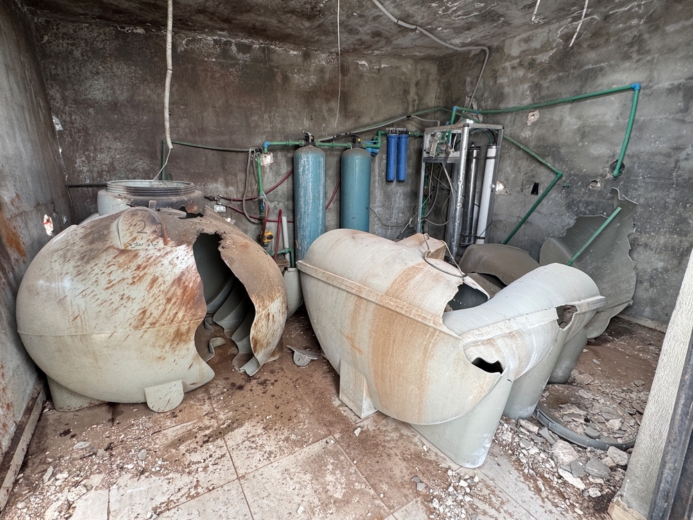 Réservoirs d'eau et installations endommagés et détruits suite à une attaque israélienne à proximité. Yater, Sud-Liban.