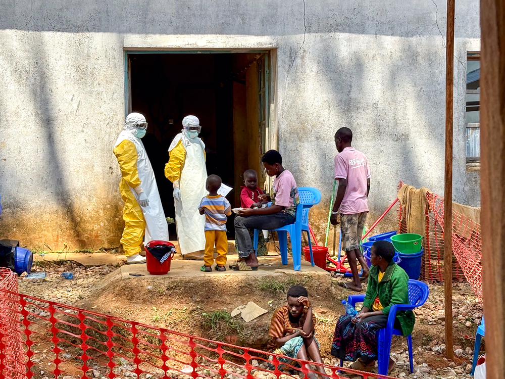 Deux agents de santé s'entretiennent avec des patients admis pour une infection confirmée par le virus Ebola au centre de traitement Ebola (CTE) de MSF à Bambu. Ituri, Septembre 2026 ©Kristen Poels/MSF