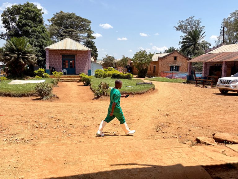 Un professionnel de santé traverse la cour de l'hôpital général de référence de Bambu. Ituri, Septembre 2026 ©Kristen Poels