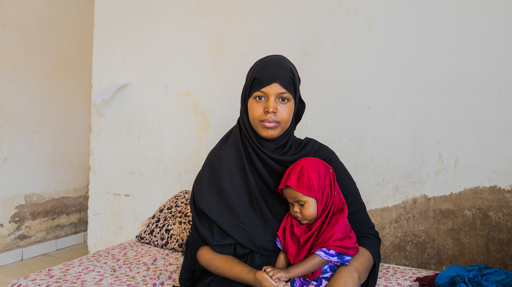 Sabrin Ahmed est arrivée à l'hôpital régional de Mudug à Galkayo avec son enfant malade après douze heures de route. Son enfant avait 11 mois. L’enfant était alors malade depuis 12 jours et toutes les tentatives pour obtenir un traitement plus près de chez lui avaient échoué. Sabrin venait d'Abudwak, à environ 270 kilomètres de là. Somalie, Septembre 2026 ©Mohamed Adirahman/MSF