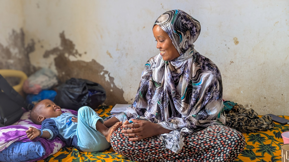 Halima Hassan Hussein a donné naissance à son fils à l'hôpital régional de Mudug. Cette année, elle l'a ramené dans ce même établissement ; il était trop faible pour se tenir assis et ne s'alimentait plus. Elle s'était d'abord rendue dans deux autres structures, mais toutes deux avaient fermé. Somalie, Septembre 2026 ©Mohamed Abdirahman/MSF