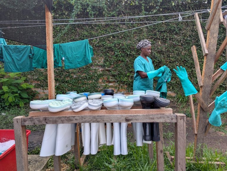 Cristine, hygiéniste de MSF au centre de traitement Ebola de l'Hôpital du Cinquantenaire à Kisangani (province de la Tshopo), étend le linge lavé dans l'espace de blanchisserie. Ituri, RDC, Août 2026 ©Belen Filgueira/MSF