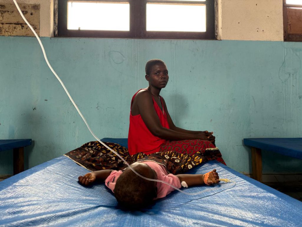 Bwenbo et son enfant Salabia, âgé d’un an, à l’Hôpital Général de Référence de Popokabaka. Souffrant du choléra, l’enfant a été amené à l’hôpital le jour même pour recevoir les soins nécessaires. RDC, Août 2026 ©Ikram Mekidikie