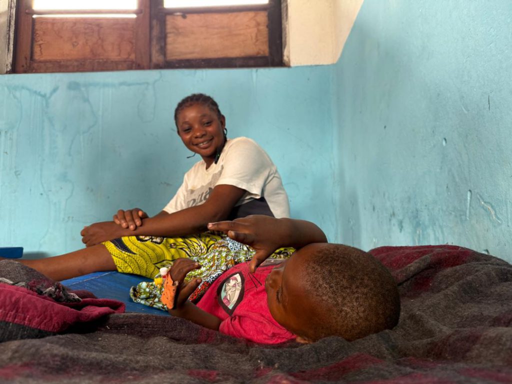 Salatada, âgé de deux ans, est accompagné de sa mère, Angel, à l’Hôpital Général de Référence de Popokabaka. Souffrant du choléra, l’enfant a été hospitalisé pendant deux jours après avoir présenté une déshydratation et une diarrhée sévère. RDC, Août 2026 ©Ikram Mekidikie