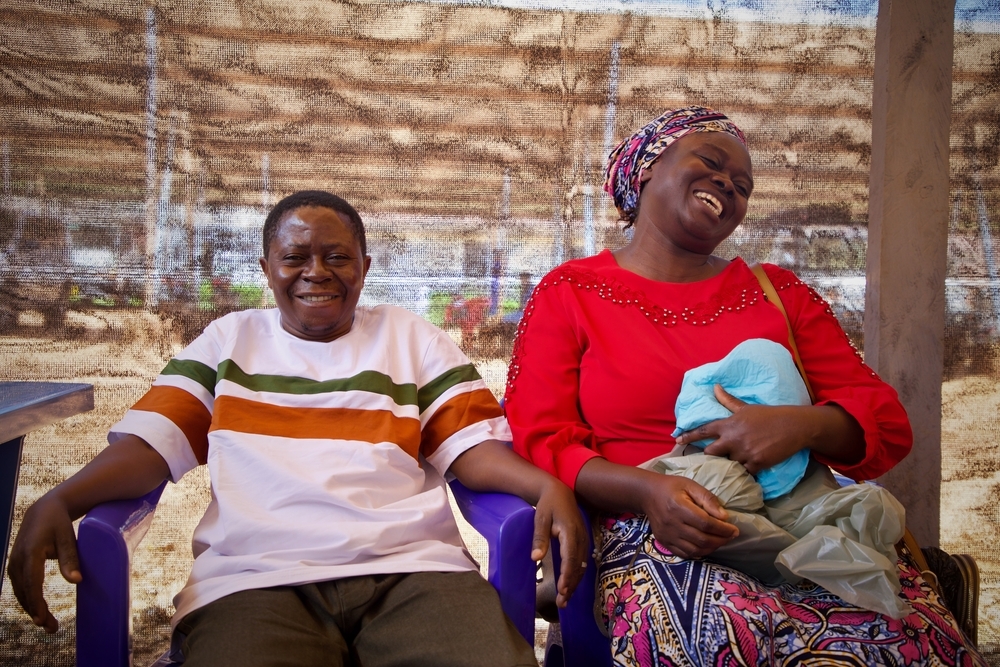 Victoire, survivant du virus Ebola, s’apprête à quitter le centre de traitement Ebola (CTE) de Kitatumba, où il a passé 23 jours. Il pense avoir contracté le virus alors qu’il travaillait comme infirmier dans un autre hôpital, en soignant un patient qui a par la suite été déclaré positif au virus Ebola. Son épouse, Kasoki, venait chaque jour le soutenir et veiller sur lui, de 6 h 30 à 18 h 30. RDC, Butembo, Octobre 2026 ©Elio Parfait/MSF
