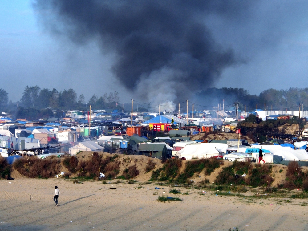 La fumée s'élève le 27 octobre 2016 au-dessus du camp Jungle, à Calais, après l'incendie d'abris lors de l'évacuation forcée des réfugiés et des migrants et le démantèlement du site par la police française. Octobre 2016, Calais, France ©Samuel Hanryon/MSF