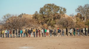 Des gens font la queue pour prendre des bus vers les pays voisins dans la ville frontalière de Musina, entre l'Afrique du Sud et le Zimbabwe, après une vague de manifestations xénophobes. Afrique du Sud, juillet 2027 ©Kate Stegeman/MSF