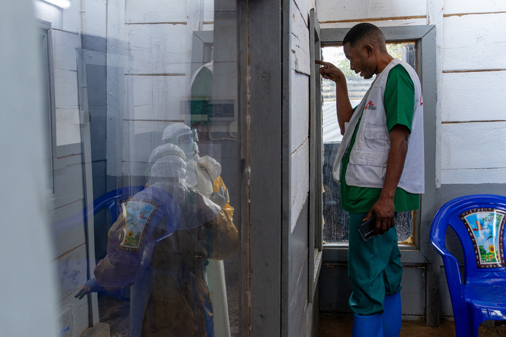 Dr Tathy Modjaka Nzoko, Responsable des activités médicales MSF, guide une équipe de médicaux entrés dans la zone de prise en charge des cas suspects au CTE de Kitatumba. Butembo, RDC, août 2026 ©Lucie Ringué/MSF