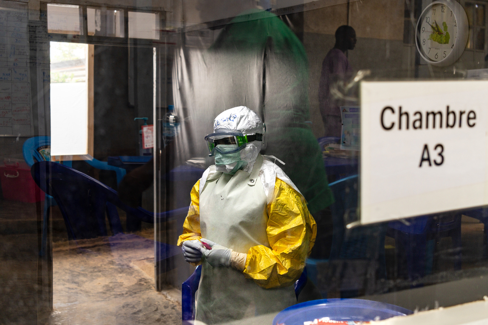 Vue depuis le bureau medical du CTE de Kitatumba, le personnel médical, composé d’experts pluriels de MSF et du ministère de la Santé, travaille ensemble pour apporter prise en charge coordonnée. Butembo, RDC, août 2026 ©Lucie Ringué/MSF