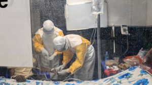 Des membres des équipes MSF en consultation avec un patient qui souffrent d’Ebola. Centre de traitement Ebola de Kitatumba à Butembo. Septembre 2026, RDC ©Lucie Ringué/MSF
