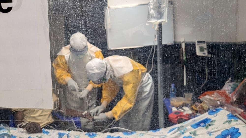 Des membres des équipes MSF en consultation avec un patient qui souffrent d’Ebola. Centre de traitement Ebola de Kitatumba à Butembo. Septembre 2026, RDC ©Lucie Ringué/MSF