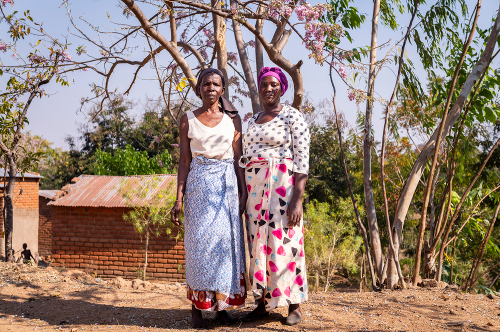 Aida Mailosi et sa fille, Rose Naisoni, devant leur domicile à Lirangwe, dans le district de Blantyre, le 21 juillet 2026. Malawi ©Jérémy Lampin