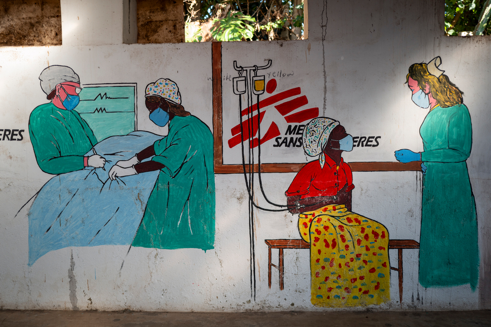 Une fresque murale aux couleurs de Médecins Sans Frontières (MSF) représente des agents de santé soignant des patients, à Blantyre (Malawi), le 20 juillet 2026. MSF collabore avec le ministère de la Santé pour prendre en charge les femmes atteintes d'un cancer du col de l'utérus, du dépistage aux soins palliatifs. ©Jérémy Lampin