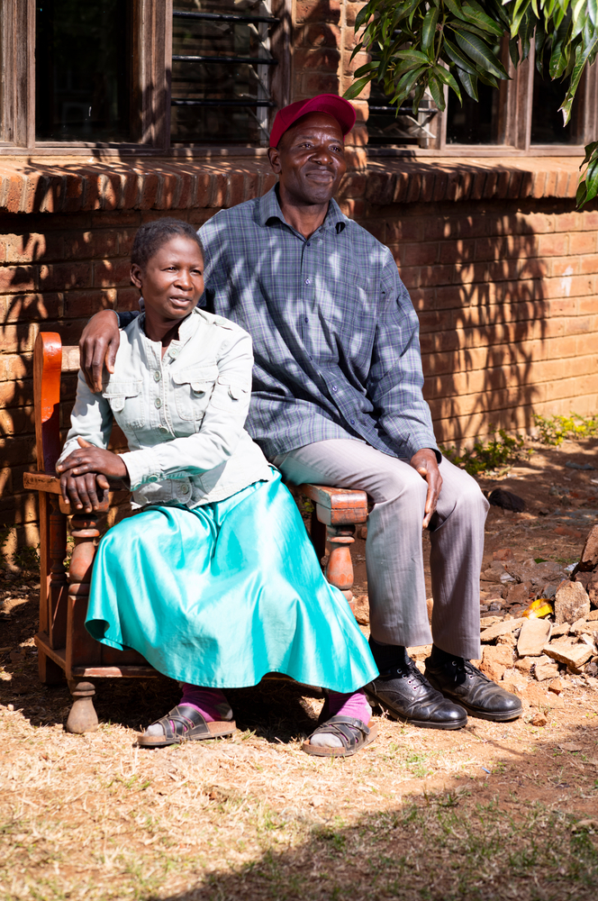 Chimwemwe Daison et son mari à l'hôpital central Queen Elizabeth de Blantyre, le 20 juillet 2026. Le couple habite un quartier de Blantyre et se rend à ses rendez-vous en transports en commun, empruntant parfois l'argent nécessaire au trajet. Malawi ©Jérémy Lampin