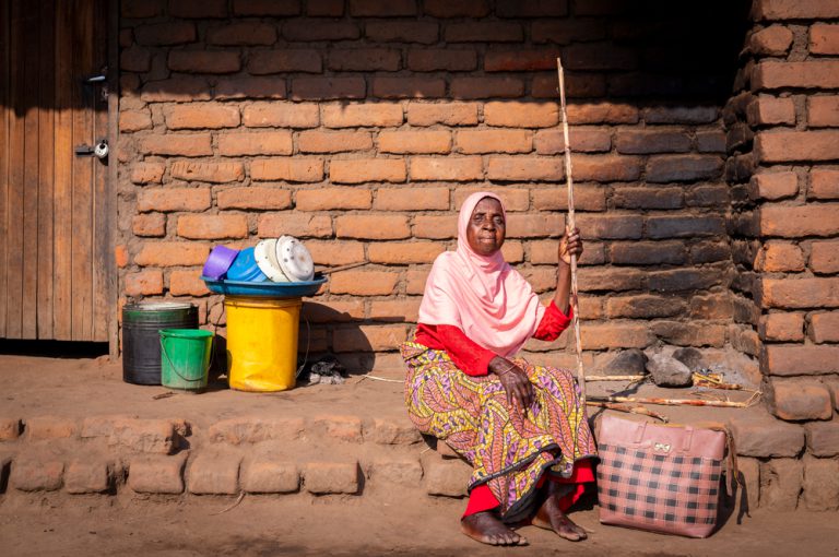 Jean Gama et son mari, Nick Abdul, cordonnier, devant leur domicile de Nkando, dans le district de Mulanje, le 22 juillet 2026. Mariés depuis 1994, ils vivent dans une maison dépourvue de fenêtres que l'homme n'a pas pu terminer depuis que son épouse est tombée malade. « J'ai le cœur brisé de voir ma femme malade », a-t-il déclaré. Malawi, Juillet 2026 ©Jérémy Lempin