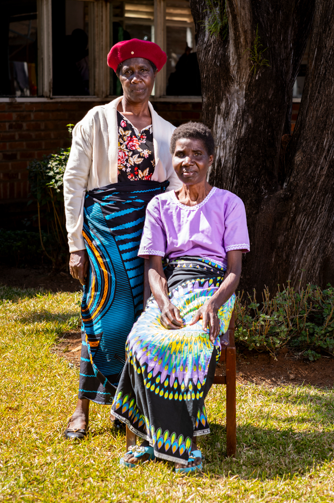 Lucy Nchoma, 60 ans, et sa sœur aînée, âgée de 67 ans — qui l'accompagne à chaque rendez-vous —, au Queen Elizabeth Central Hospital de Blantyre, le 20 juillet 2026. L'équipe a formé sa sœur pour aider Lucy à prendre ses médicaments. Malawi ©Jérémy Lampin