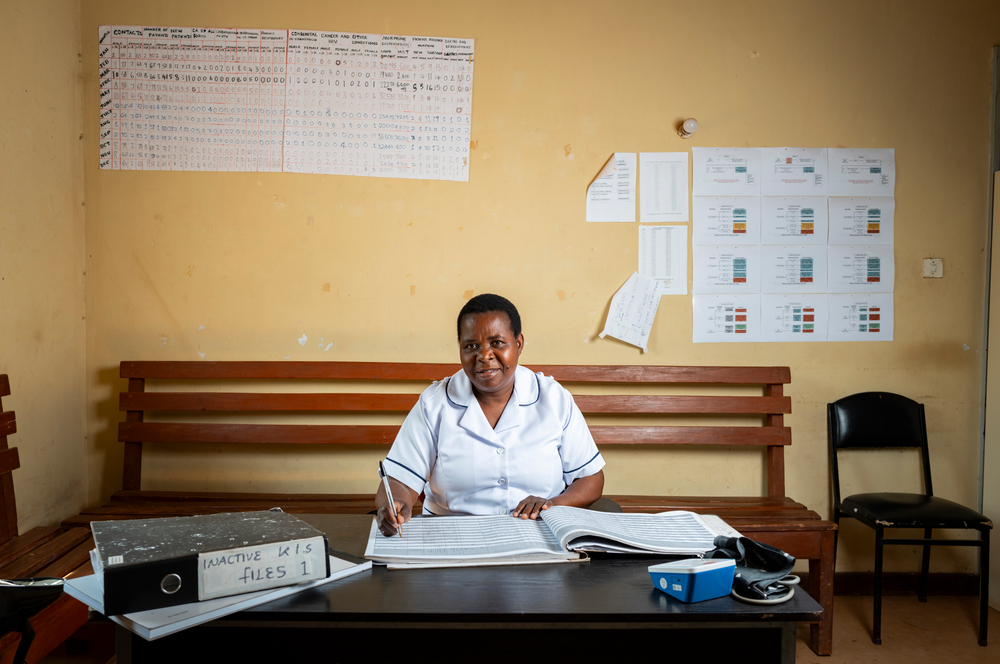 Rose Banda, coordinatrice des soins palliatifs pour le district de Mulanje, à son bureau de l'hôpital de district, le 22 juillet 2026. Malawi ©Jérémy Lempin