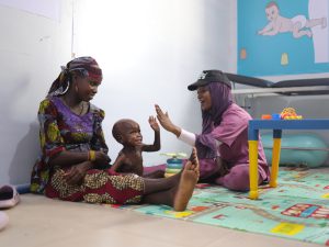 Des lésions se forment dans les plis cutanés. Cela entraîne des difficultés de mouvement chez ces enfants : ils se recroquevillent en boule et ne bougent plus du tout. Par conséquent, un accompagnement en kinésithérapie est nécessaire pour favoriser leur développement psychomoteur. Katsina, Nigéria, juin 2026 ©Abba Adamu Musa/MSF