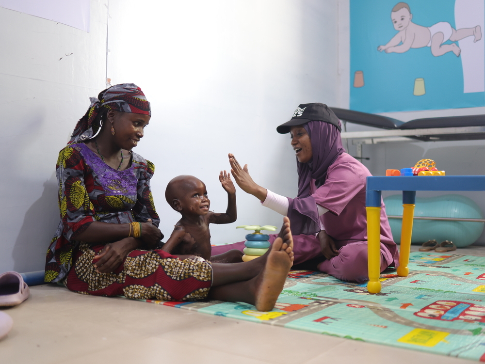 Des lésions se forment dans les plis cutanés. Cela entraîne des difficultés de mouvement chez ces enfants : ils se recroquevillent en boule et ne bougent plus du tout. Par conséquent, un accompagnement en kinésithérapie est nécessaire pour favoriser leur développement psychomoteur. Katsina, Nigéria, juin 2026 ©Abba Adamu Musa/MSF