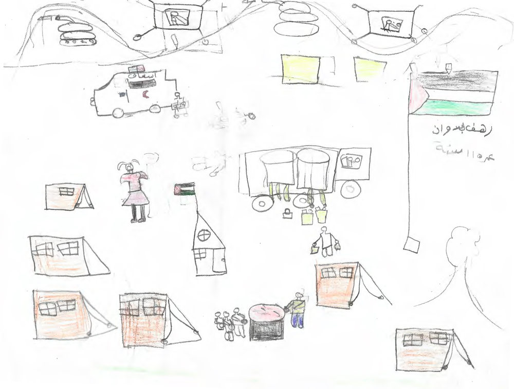 Rahaf, 11 ans, a réalisé deux dessins : l’un représentant la période d’avant la guerre, l’autre celle d’après. Dans le dessin « d’avant », elle a représenté son quartier, avec des rues propres, des enfants qui jouent et une école animée par les cours et l’apprentissage. Dans celui « d’après », elle a dessiné des tentes, des habitations prises pour cibles, une ambulance, un camion-citerne, des enfants remplissant des bidons d’eau, ainsi qu’un adulte amputé d’une jambe, se déplaçant à l’aide de béquilles. Ce dessin a été réalisé lors d’une séance de soutien en santé mentale organisée par MSF à la clinique Al-Zaytoon, dans la ville de Gaza, en août 2026. Aucun thème n’avait été imposé ; l’intervenant a simplement demandé à chaque enfant de dessiner ce qui lui venait à l’esprit, ce qu’il portait en lui, ou ce qu’il souhaitait montrer. Gaza, août 2026 ©Nour Alsaqqa/MSF